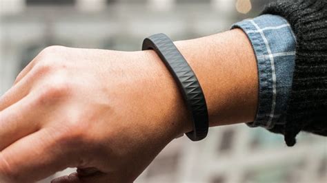 Jawbone Up Review An Easy To Wear And Insightful Fitness Pal Cnet