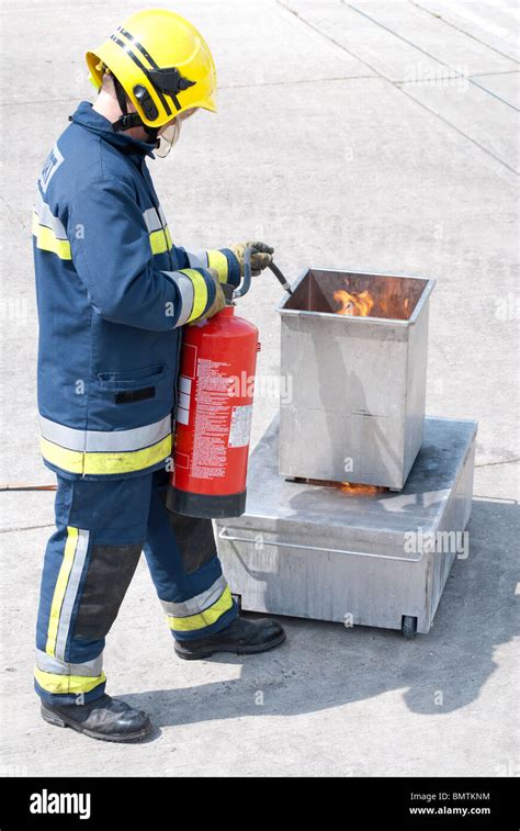 Bombero Apagando Incendios Controlados Utilizando El Extintor