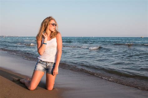 Muchacha Rubia Del Adolescente En La Playa Cerca Del Mar Foto De Archivo Imagen De Lifestyle