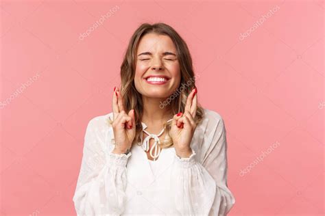 Retrato De Chica Rubia Esperanzada Emocionada Pidiendo Deseo Dedos