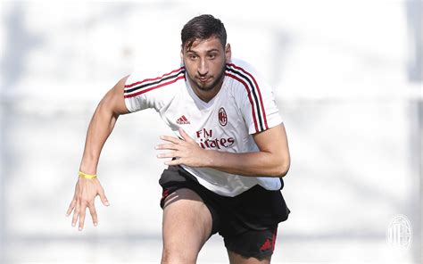 Born 25 february 1999) is an italian professional footballer who plays as a goalkeeper for serie a club milan also as. Geht Gianluigi Donnarumma zu Adidas? Diese Gerüchte sind ...