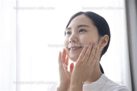部屋でスキンケアをする若い日本人の女性の写真素材 164088014 イメージマート