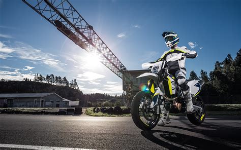 Husqvarna Releases 2017 Enduro And Supermoto 701 Bikes Autoevolution