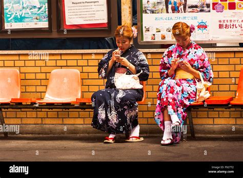 jeunes filles japonaises banque de photographies et d images à haute résolution alamy