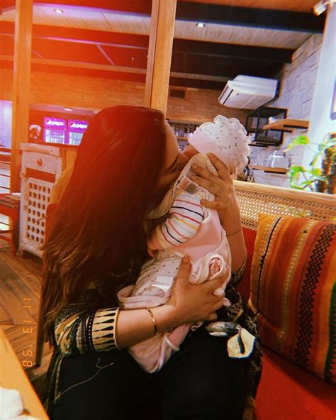 Adorable Pictures Of Aiman Khan With Her Daughter Reviewitpk