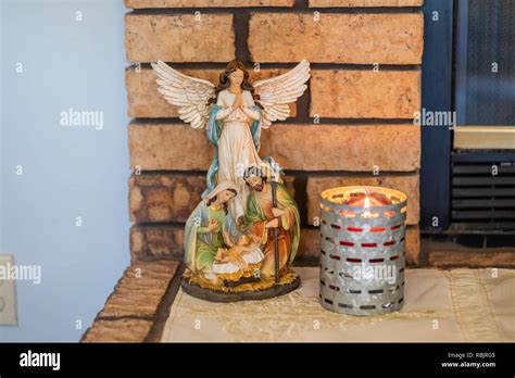 Weihnachten Tischplatte Dekor Anordnung Sitzen Auf Einem Kamin Feuerstelle Winged Angel Mutter