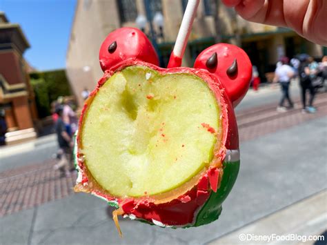 Review A Disneyland Caramel Apple Has A Fun Flavor Combo The Disney