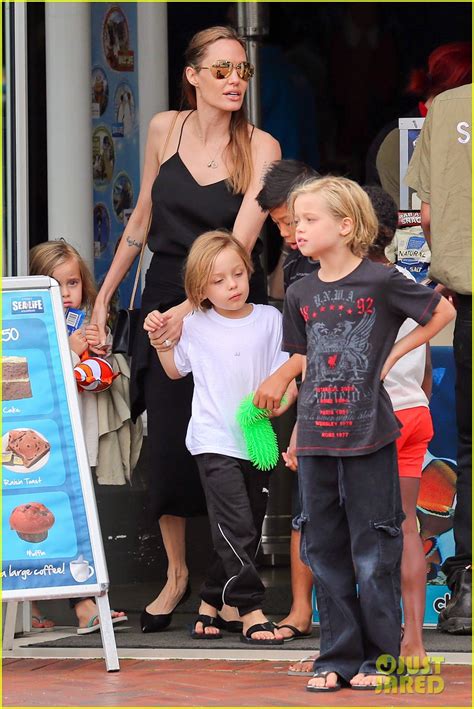 Angelina Jolie And Kids Visit The Sea Life Sydney Aquarium Photo