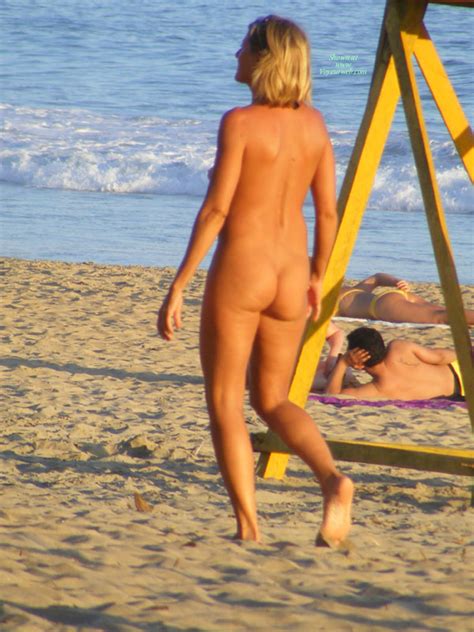 Full Frontal Nude Hottie Plays Beach Volley Ball 2 April 2009
