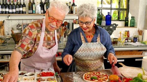 Du suchst nach einem herzhaften rezept? Martina und Moritz belegen eine Pizza | Bildquelle: wdr ...