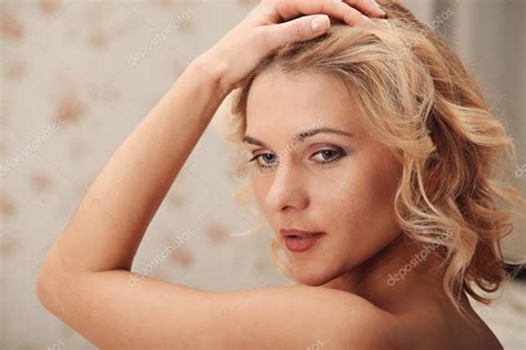 Mujer rubia sensual posando desnuda o desnuda en la cama fotografía de stock fenixlive