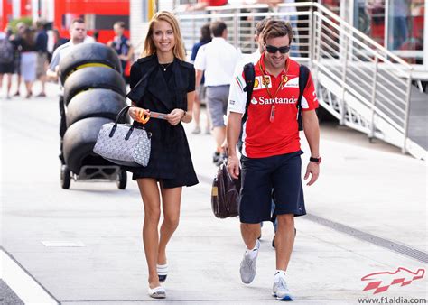 Fernando Alonso Y Dasha Kapustina Llegan Al Trazado F1 Al Día