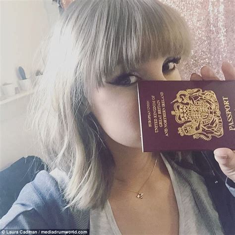 British Taylor Swift Lookalike Gets Mobbed By Stars Fans Daily Mail