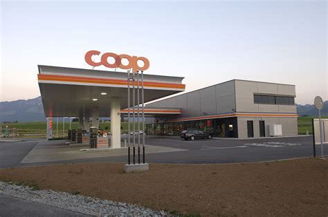A small building for housing 1 : Coop, station service, Bulle - Références
