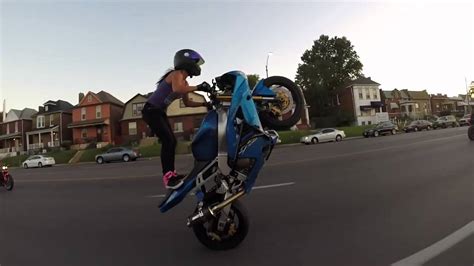 Девушка выполняет сумасшедшие трюки на мотоцикле she performs crazy stunts on a motorcycle