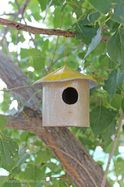 With a little preparation on saving some old cartons of half & half from our morning coffee, to a goldfish cracker carton, we were on our way to making bird houses in no time! Kid's Craft: Painted Bird Houses - Laura's Crafty Life