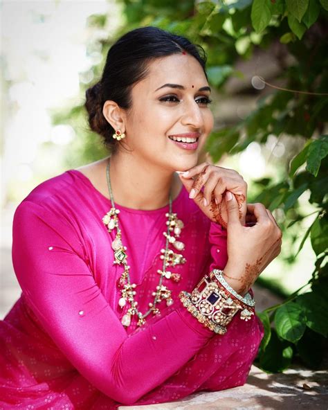 Divyanka Tripathi Flaunts Her Accessories And Makeup In Super Hot Pink