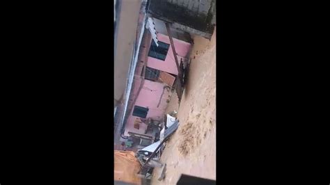 Chuva Em Cotia Derruba Parte De Duas Casas Youtube