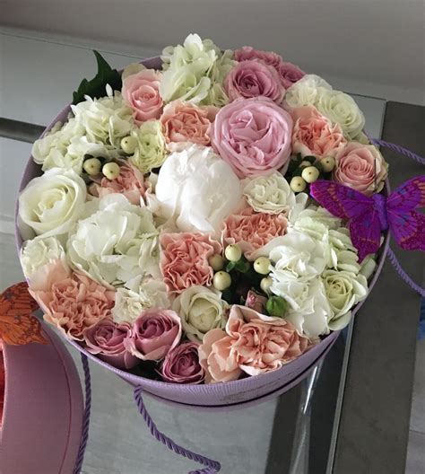 Hatbox With Beautiful Flowers In Doral Fl Leon Flowers Inc