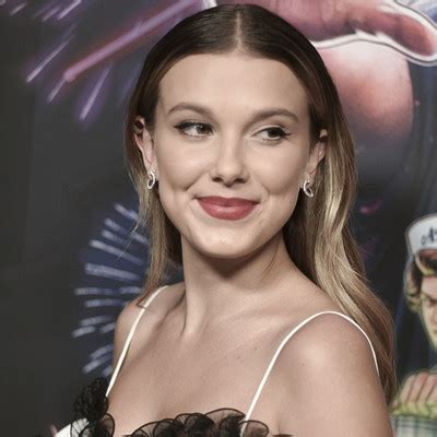 Speaking of millie bobby brown, we get to know more about her professional and social life through a lot of millie bobby brown is an english actress and producer, who became famous after landing and portraying the her parents are robert and kelly brown. Cambio de look: Millie Bobby Brown se apunta al corte de ...