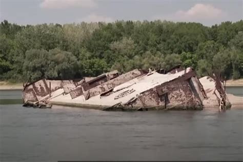 Srbija Nestvaran Prizor Na Dunavu Izronile Olupine Njemačkih Brodova