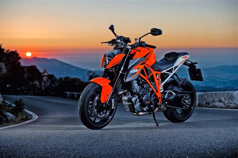 I picked up my new 1290r in oct.2015 and it's now got a bit over 25,000 miles on it with not one problem! 38 Hi-Res Photos of the KTM 1290 Super Duke R - Asphalt ...