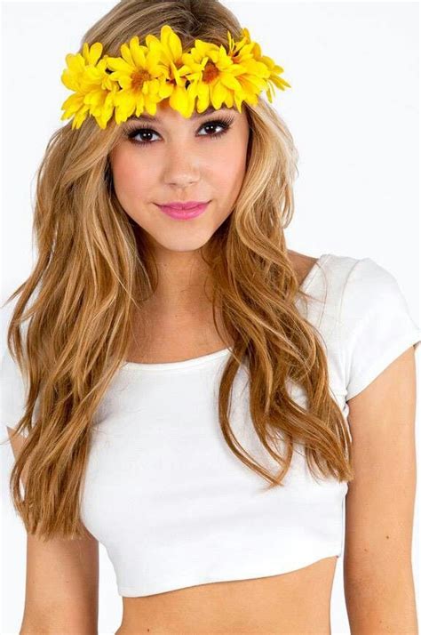 Before making a note on which hair color shade to choose for your sultry olive skin tone and enchanting brown eyes, we must learn a little bit more about the importance of determining the right hair color for the skin tone. Blonde hair and brown eyes with a daisy hair band ...