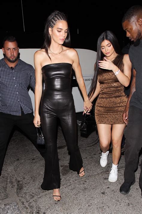Kylie W Mini I Kendall Jenner W Spodniach Dzwonach Siostry Wybrały Się Na Wspólną Kolację