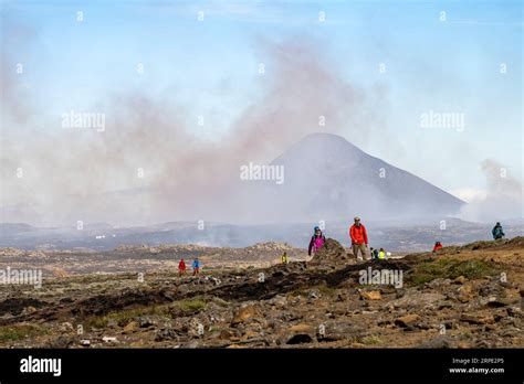 Grindavik Iceland July People Walking Near Litli Hr Tur Hill During Eruption