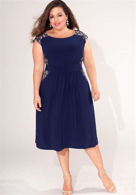 The woven navy blue and ivory print fabric cascades into an elegant maxi skirt for a positively breezy look. Navy blue maxi dress plus size - PlusLook.eu Collection