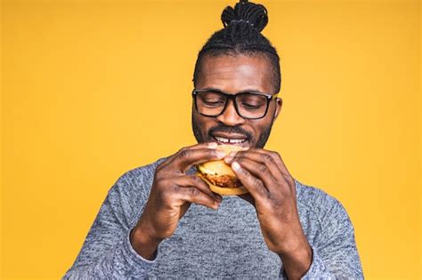 Hambriento Joven Afroamericano Negro Comiendo Hamburguesa Aislado Sobre