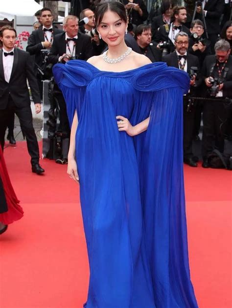 Potret Cantiknya Raline Shah Di Karpet Merah Cannes Film Festival Pakai Kebaya Biru Bak