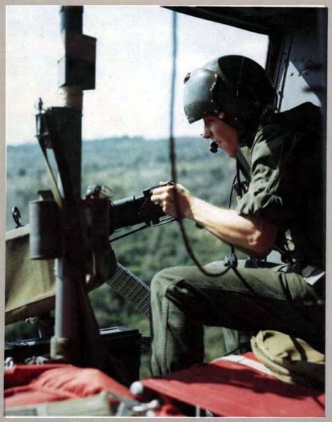 Huey Door Gunner ~ Vietnam War Helicopteros Vietnam Guerra De