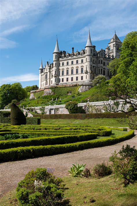 Dunrobin castle dates back to around 1235 and stands on a clifftop overlooking dornoch firth in northern scotland. 2019.05.24.Jour05.209 | Le magnifique chateau de #Dunrobin ...