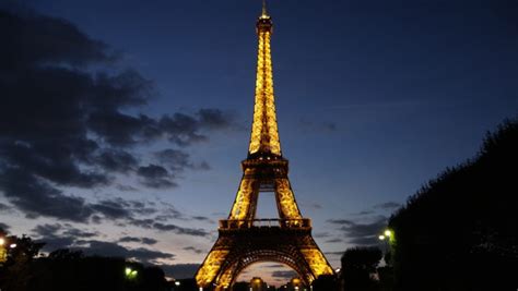 Torre Eiffel Noite Viajando E Viajando