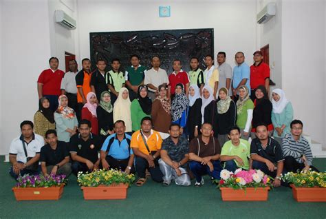 Setakat ini terdapat 103 buah kolej komuniti di berbagai lokasi di setiap negeri di seluruh kolej komuniti berada di bawah kendalian jabatan pendidikan politeknik dan kolej komuniti (jppkk), kementerian pendidikan malaysia (kpm). KOLEJ KOMUNITI SUNGAI PETANI: April 2010