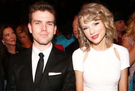 Taylor Swift And Brother Austin Have An Easter Egg Battle Showdown