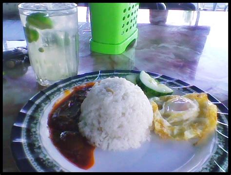 The arrangement of the nasi lemak makes it so instagramable, if you are. mardiana mk: nasi lemak sedap taiping