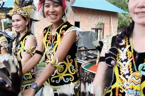 Kenali Jenis Pakaian Adat Kalimantan Timur Dan Keunikannya Orami My