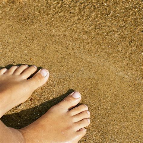 I Piedi Nudi Della Ragazza Teenager Che Stanno Sulla Sabbia Di Una Spiaggia Del Lago Vicino All
