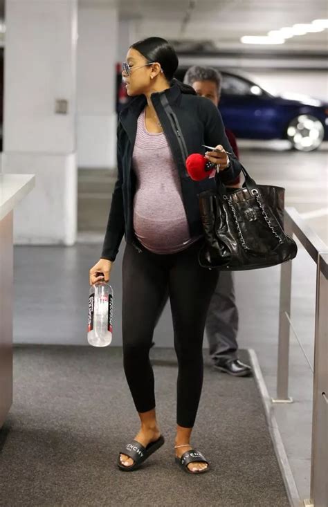 Kevin Hart S Pregnant Wife Spotted Wearing Her Wedding Ring Proving His Grovelling Public
