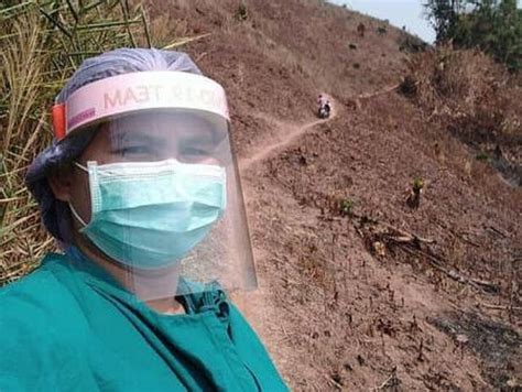 Perjuangan Dokter Wanita Pakai Apd Daki Gunung Demi Periksa Pasien Sakit