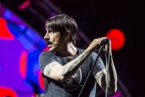 Red Hot Chili Peppers Anthony Kiedis Kicked Out Of A Lakers Game