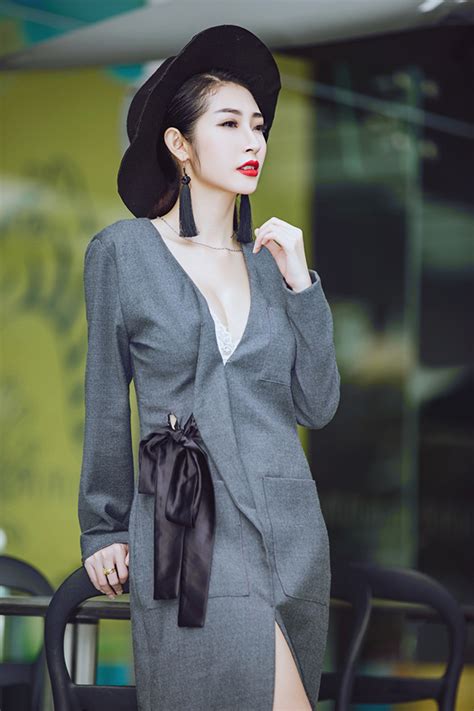 Khổng tú quỳnh (born november 22, 1991, in ho chi minh city) is a vietnamese singer known for pop genre songs like tiệm bánh dâu tây (strawberry shortcake shop) and lạnh (cold). Khổng Tú Quỳnh ngày càng gợi cảm và nóng bỏng