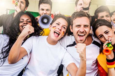 Der begriff fan stammt vom englischen fanatic ab und bedeutet soviel wie begeisterter im fußball unterscheidet man den normalen besucher, der nur sporadisch ins stadion geht, und den. Fußballfan: Das mag der deutsche Fussi-Fan! - FIT FOR FUN