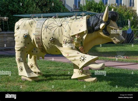 Table Of A Cow Dressed As Elvis Presley Stock Photo Alamy