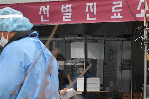 '어머니가 코로나19 걸릴까봐'.캐러밴에서 9개월 버틴 간호사. 경남 한달새 진주 최다 발생 '2.5단계 격상'…무증상 감염 40% ...