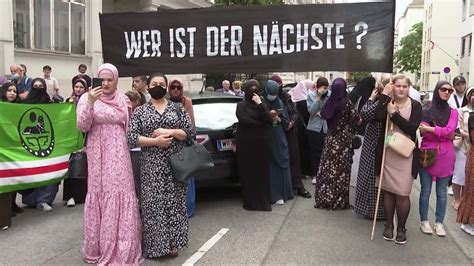 Austria Dozens Protest Outside Russian Embassy In Vienna Over Murder Of Chechen Asylum Seeker