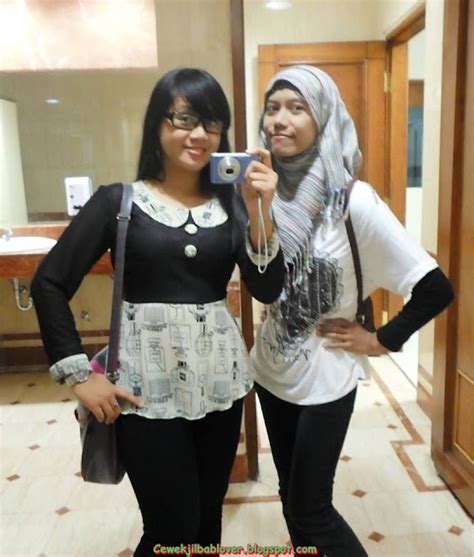 Foto Sekretaris Muda Cantik Memakai Hijab Jilbab Kantor Kumpulan
