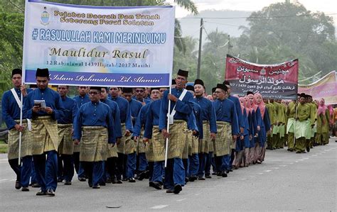 Diriwayatkan oleh umar bin khatthab r.a., beliau berkata : Johor tangguh sambutan Maulidur Rasul di masjid, surau